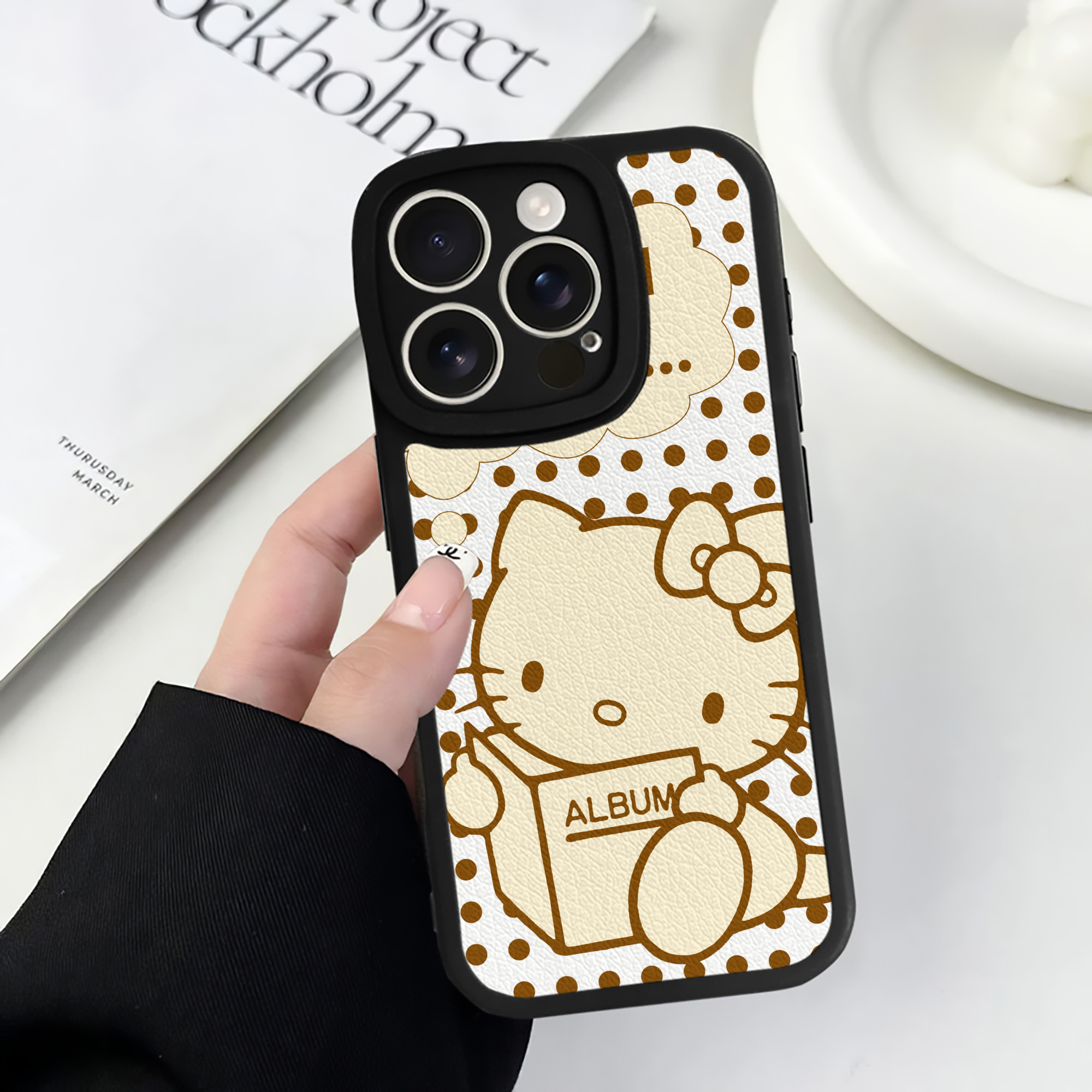 （画像用） Hello Kitty ハローキティ 【iPhone 16シリーズ対応】シリコンスマホケース（レザー調） 材質：シリコン